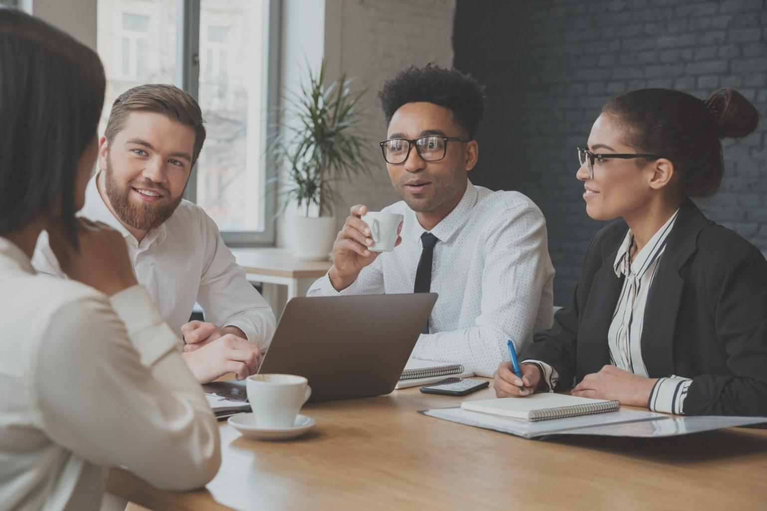 Professionelle Finanzberatung im modernen Büroumfeld